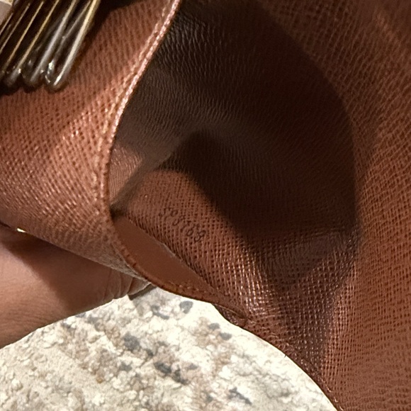 Louis Vuitton 6 Key Holder - Picture 9 of 13